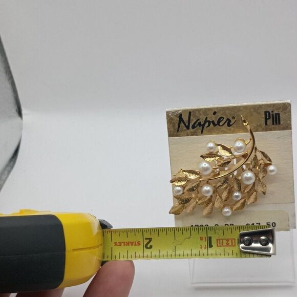 VTG 80s Signed Napier Gold Leaf & Pearl Pin Brooch NEW on Card NOS Estate MCM - Picture 3 of 5